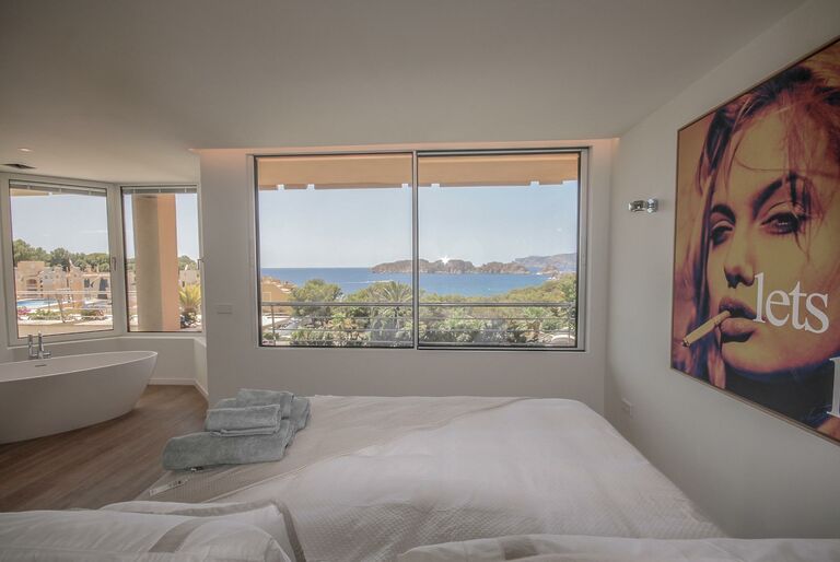 Penthouse in Santa Ponsa - großes, helles Schlafzimmer mit Meerblick