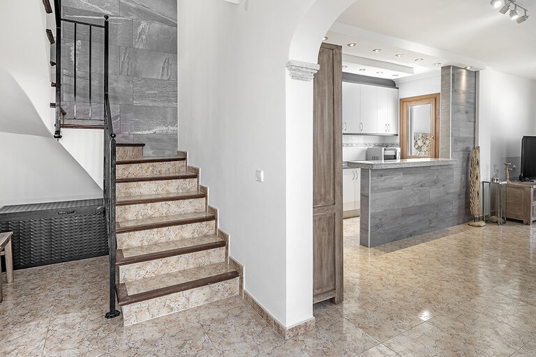 Villa in Cala Pi - Treppenaufgang mit Wohnbereich und offener Küche