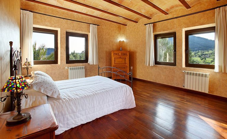 Finca in S´Horta - Großes Schlafzimmer mit Panoramablick