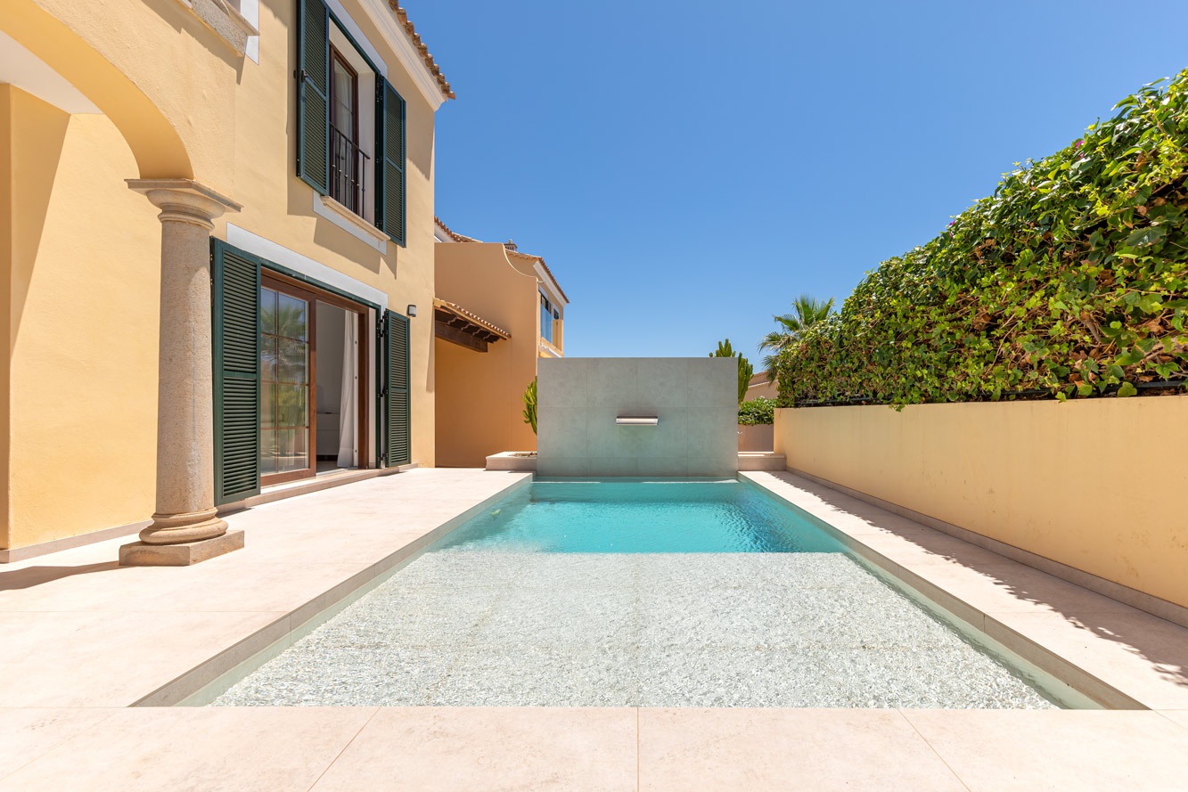 Villa in Santa Ponsa - Schicker Pool mit dekorativem Wasserfall-Element