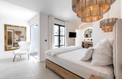 Villa in Sol de Mallorca - Masterschlafzimmer mit Atrium und Bad en Suite