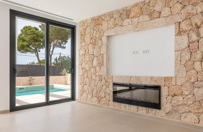 Villa in Son Veri - Wohnbereich mit integriertem Kamin