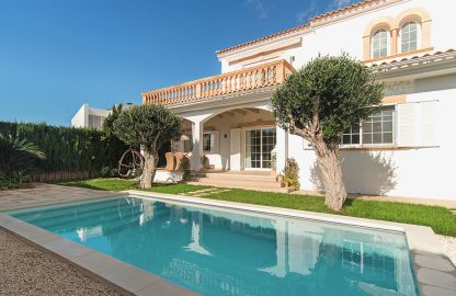 Villa in Sa Torre - Garten mit Pool und Hausansicht