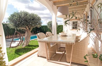 Villa in Sa Torre - Gemütliche Terrasse zum Pool und Garten