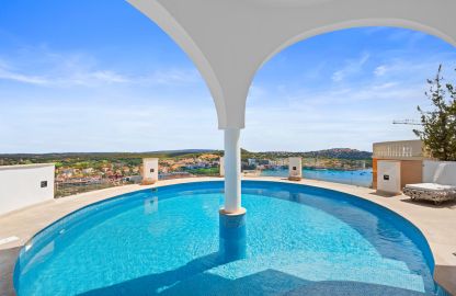 Villa in Santa Ponsa - Poolterrasse mit Sonnenliegen und Meerblick 
