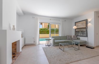 Villa in Santa Ponsa - Heller Wohnbereich mit Kamin