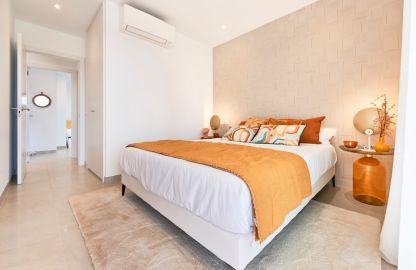 Apartment in Cala D´Or - Hauptschlafzimmer mit Einbauschränken und Bad en Suite