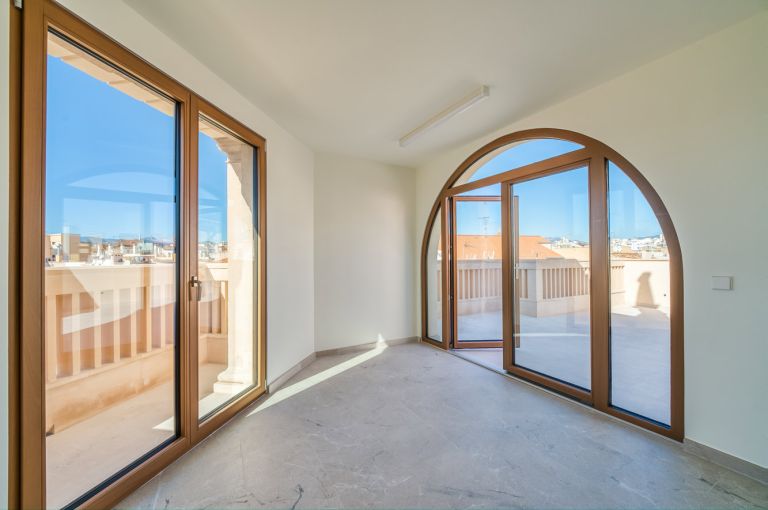 Penthouse in Palma - Helle Galerie mit Terrassenzugang