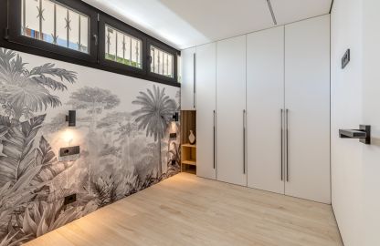 Apartment in Santa Ponsa - Schlafzimmer mit Einbauschrank und stylischer Tapete