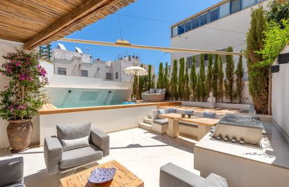Stadthaus in El Molinar - Entspannung bietende Terrasse mit Pool und BBQ