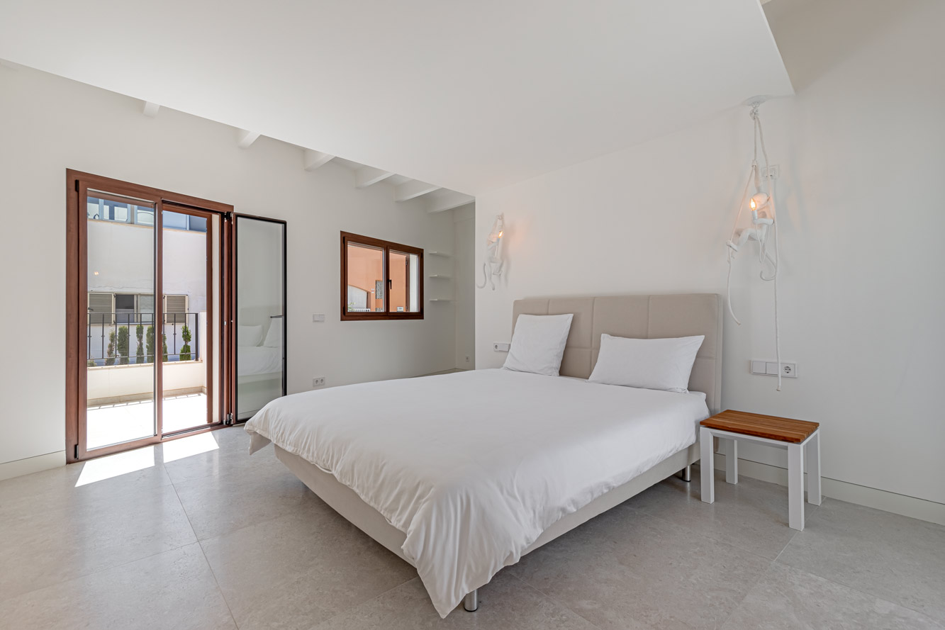 Stadthaus in El Molinar - Masterbedroom mit Zugang zu Terrasse und Balkon