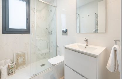 Apartment in Sa Coma - Modernes Badezimmer mit einer Duschecke