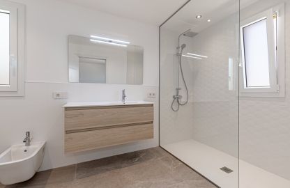 Villa in sa Rapita - Modernes Badezimmer mit Duschecke