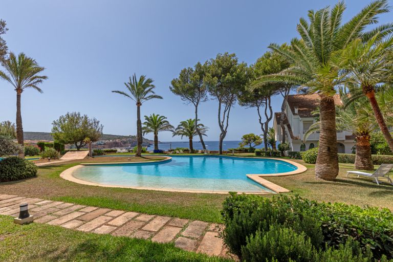 Penthouse in Santa Ponsa - Einladender Gemeinschaftspool mit Palmen und Blick aufs Meer