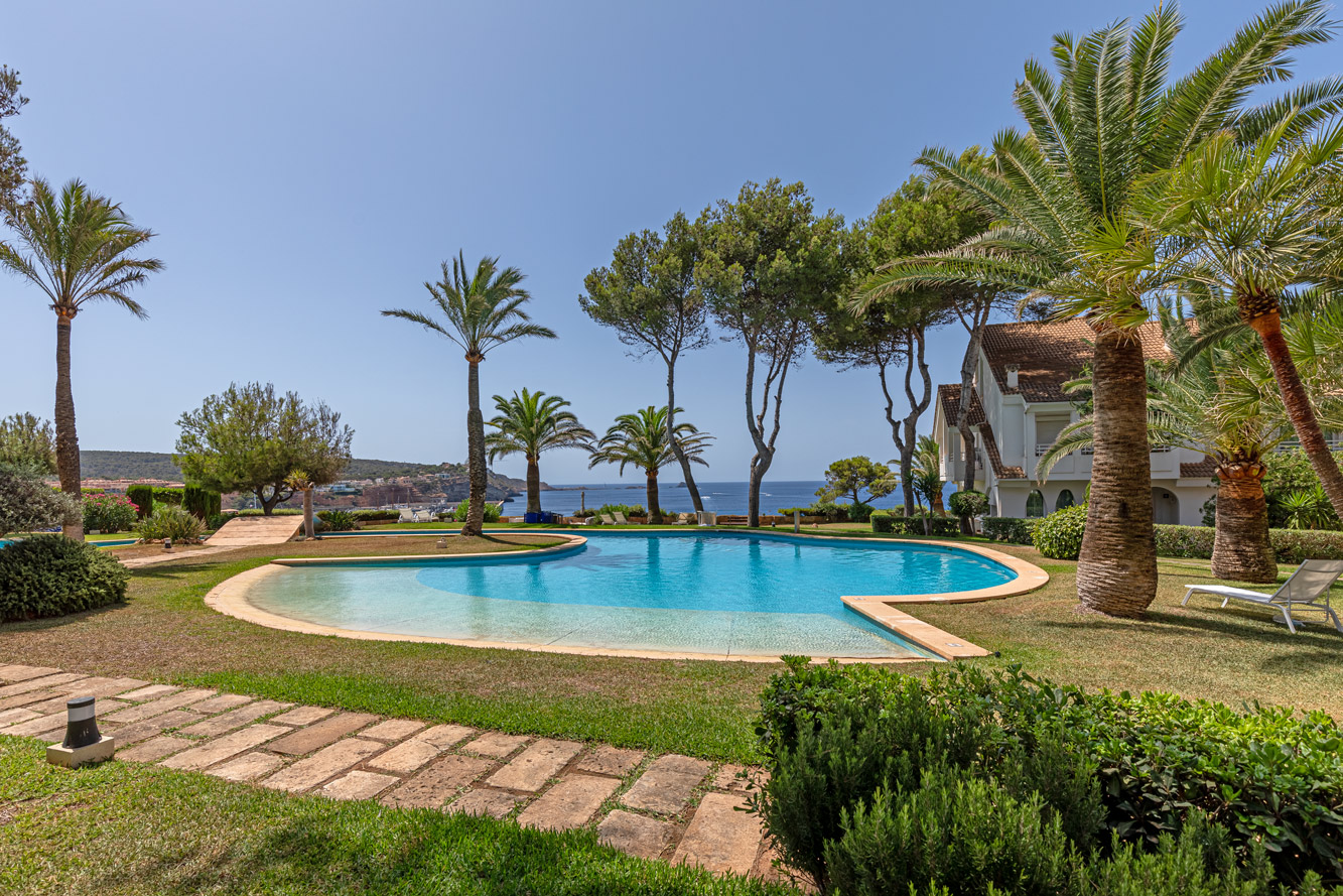 Penthouse in Santa Ponsa - Einladender Gemeinschaftspool mit Palmen und Blick aufs Meer