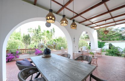 Villa in Cala Murada - Überdachte Terrasse mit Gartenzugang