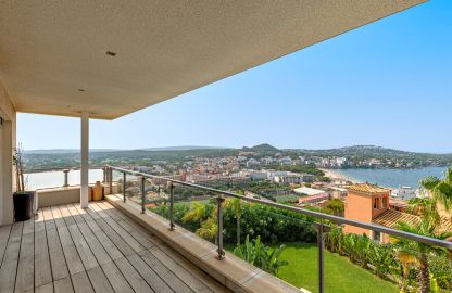 Großzügige Villa mit schönem Ausblick auf das Meer 2