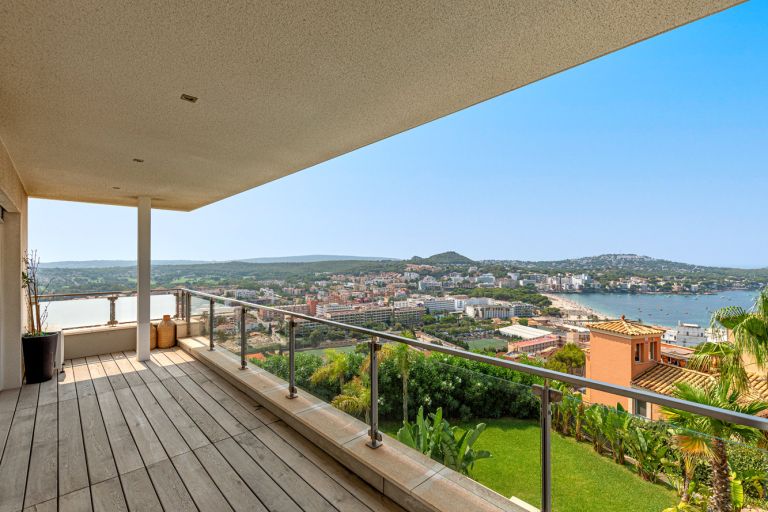 Großzügige Villa mit schönem Ausblick auf das Meer 2