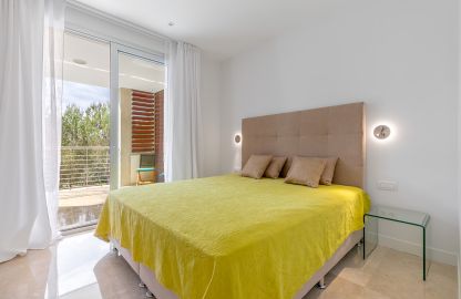 Penthouse zur Miete in Bendinat - Schlafzimmer mit Zugang zur Terrasse