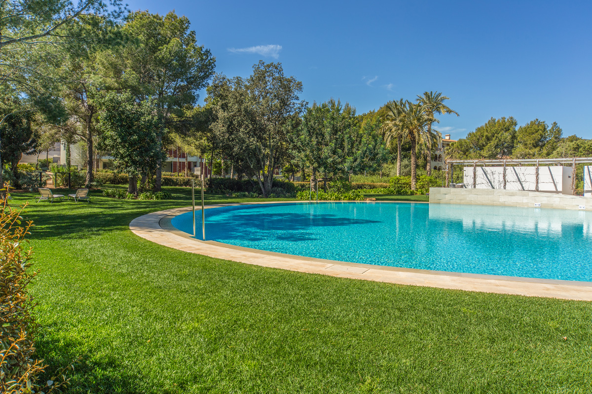 Penthouse zur Miete in Bendinat - Einladender Poolbereich