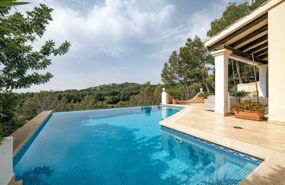 Villa in Bendinat - Poolterrasse mit Blick auf den Golfplatz