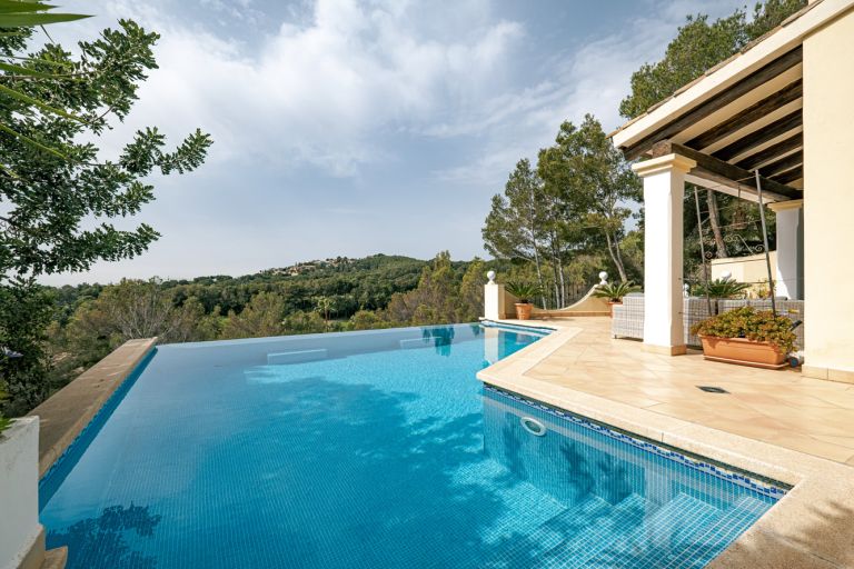 Villa in Bendinat - Poolterrasse mit Blick auf den Golfplatz