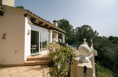 Villa in Bendinat - Terrassen mit Blick auf den Golfplatz