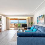 Penthouse in Paguera - Helles Wohnzimmer mit Meerblick und Terrasse