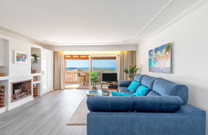 Penthouse in Paguera - Helles Wohnzimmer mit Meerblick und Terrasse