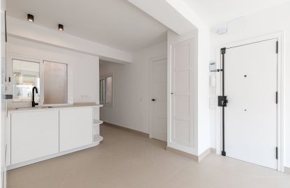 Wohnung in Palma - Wohnungseingang und Blick auf Flur und Küche