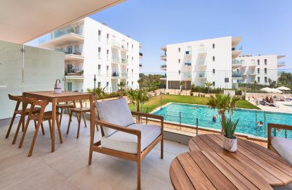 Apartment in Cala D´Or - Überdachte Terrasse mit Blick auf den Pool